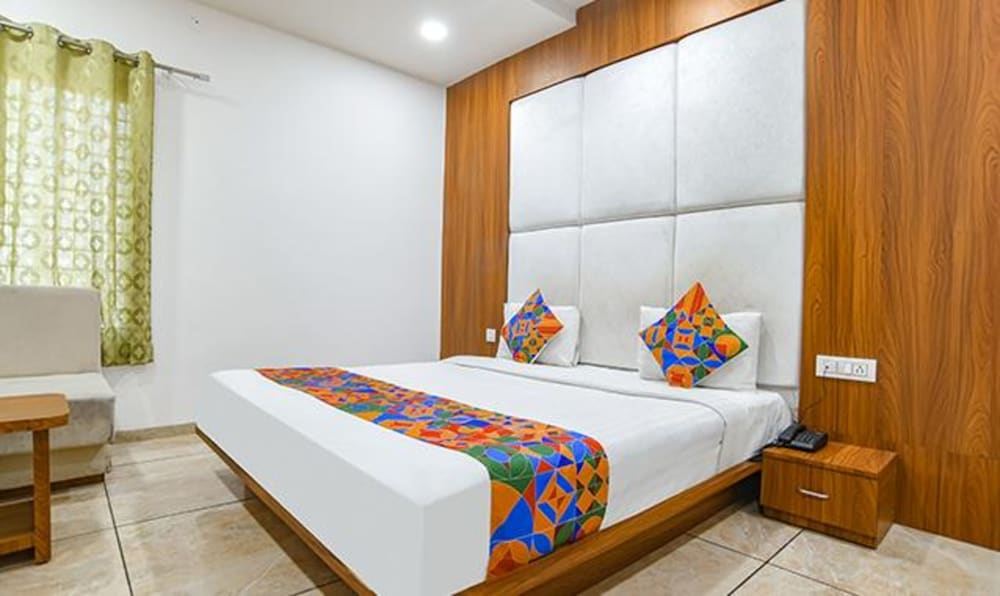 Capital O 81830 Hotel Right Choice - Indore