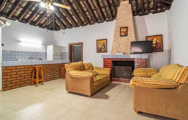 Look Forward To This Spacious Accommodation With Huge Property Bordering The Guadalcacin Reservoir. - Algar