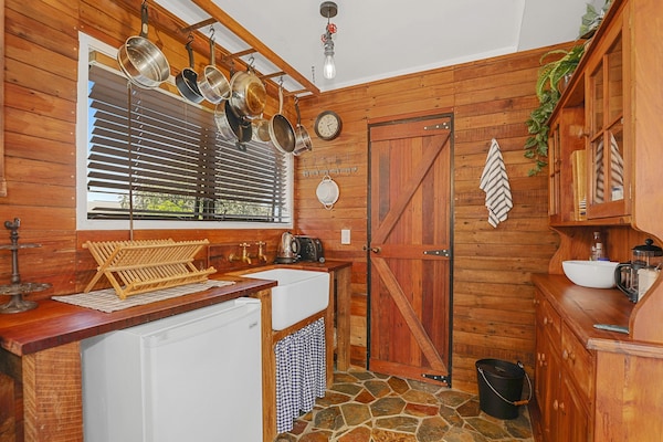Cosy Central Cottage - Hunting Lodge Style Unit | Central Location - Ngongotahā