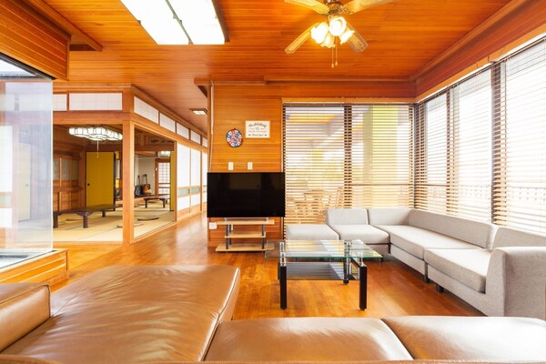 Spacious Charter Up To 15 People Oriental Villa \/ Ishigaki Okinawa - Ishigaki