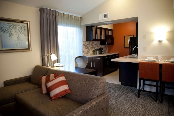 With Free Breakfast, Full Kitchen, Onsite Pool, Parking Onsite! - Aéroport de San Francisco (SFO)