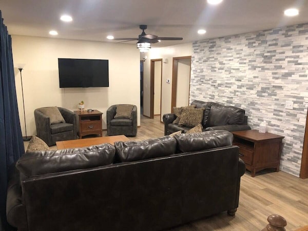 Spacious 4 Bedroom Home With A Hot Tub! - Sioux Falls, SD