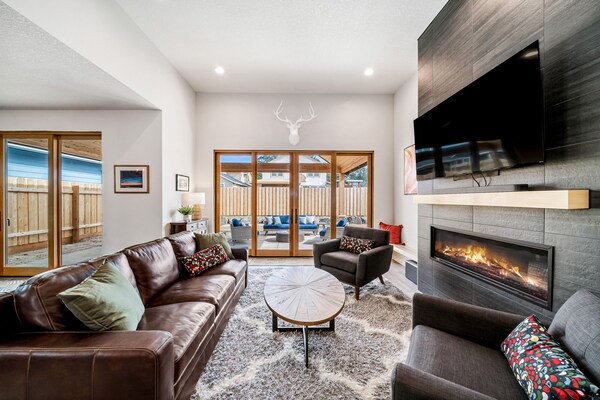 Modern Beach Beauty With A Hot Tub, Gas Firepit, Ping-pong Table & Gas Fireplace - Manzanita, OR