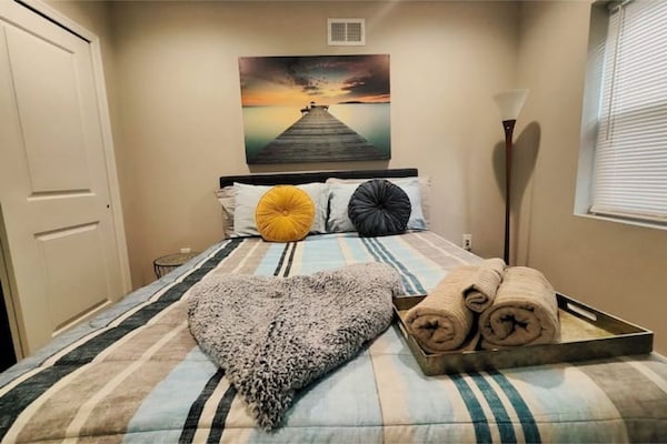 Serene, 3bd Room, Sleeps 8-10, Pet-friendly - Folsom, PA