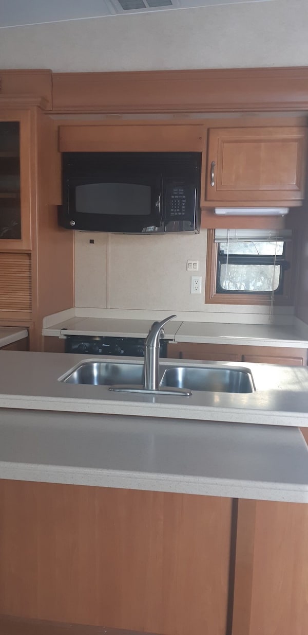 Beautiful Rv With A Hot Tub, At Ofty's Riverside Campground. - Manitoba