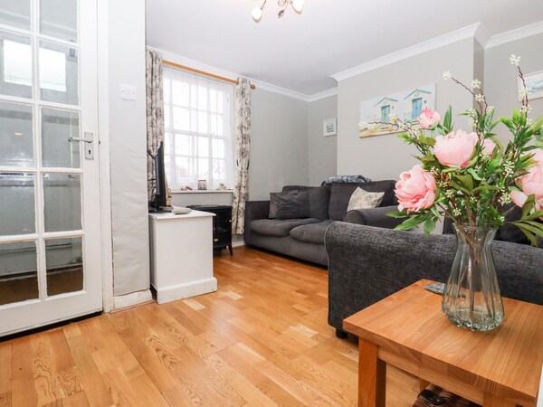 Sea Beach Cottage, Pet Friendly, With A Garden In Eastbourne - Eastbourne