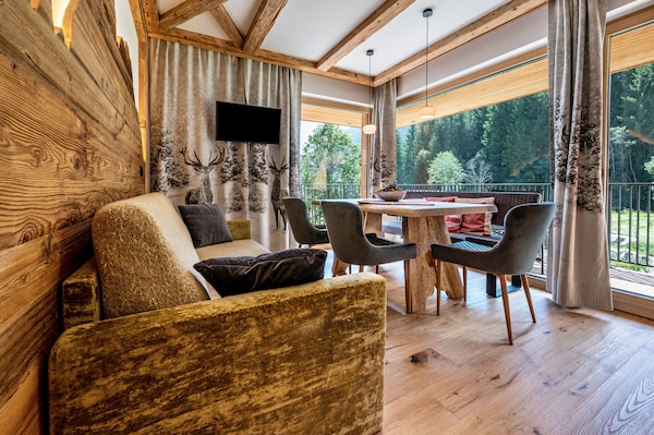 Chalet "Dolomites Villa Anita" Met Uitzicht Op De Bergen, Privé Terras & Wi-fi - Toblach