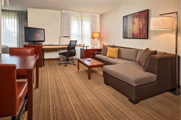 Modern Convenience Meets Comfort In Charleston! Pool, Pets Are Allowed Here - Charleston, WV