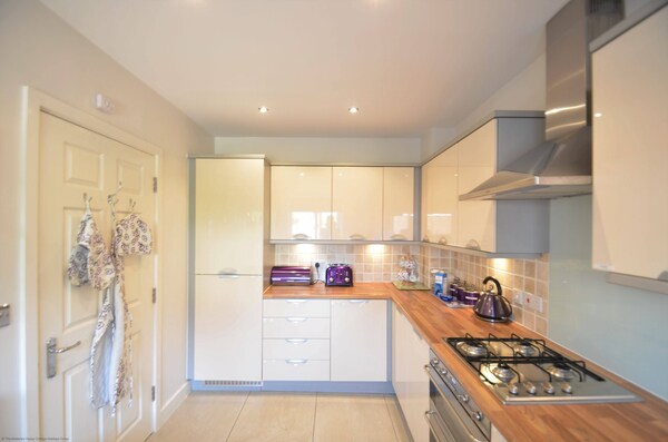 Light, Modern Townhouse With Patio, A Minute From Beach; Child- And Pet-friendly - Steyning