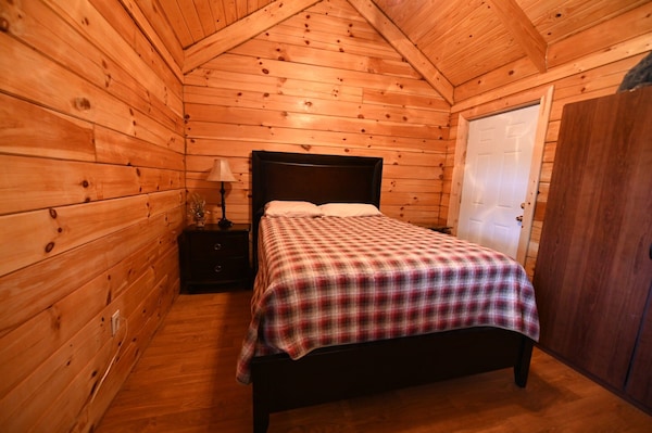 Secluded Private Cabins, On Two Twenty Acre Lakes - Bismarck, MO