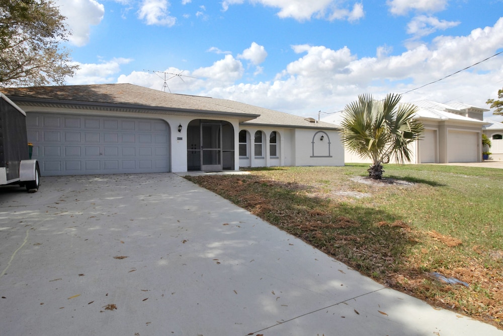 Lush Waterfront Home, Heated Pool, Free Wifi, Relaxed Area, Canal Access - Port Charlotte, FL