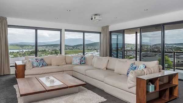 Halcyon Haven - Spacious Resort Style Luxury Living - Tasmania