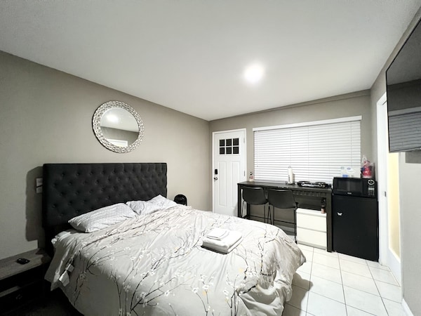 Modern 1 Bedroom Home W\/shower Jets - Huntington Park, CA