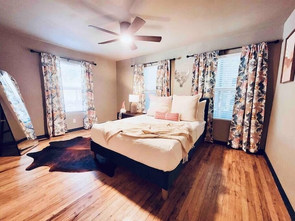 Walkable Home In Stockyards W\/fast Wifi + Parking! - Lake Worth, TX