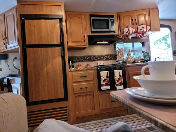 Delightful 1 Bedrm Stationary Camper On Private Lot In B'klyn Ny<br> - Brooklyn