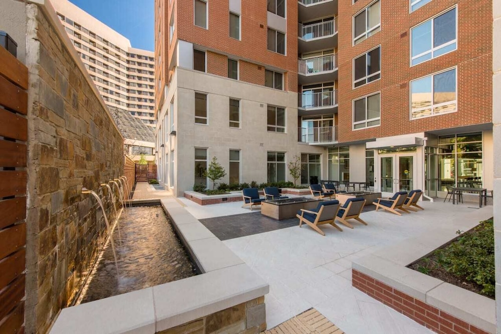 Fantastic 2br Condo With Rooftop - Falls Church