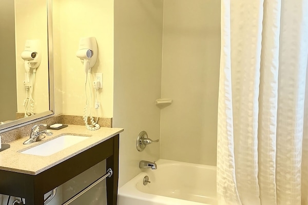 Comfort And Convenience! 2 Relaxing Units, Short Drive To The Statue Of Liberty! - West New York