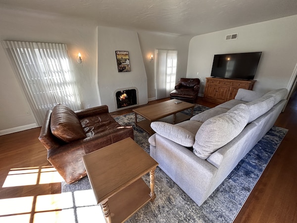 Classic Family-sized Beach Cottage W/fireplace -  Two Minutes From The Ocean!! - Rancho Palos Verdes