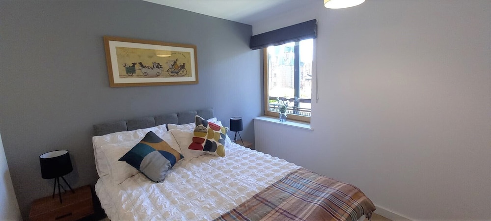 Stunning Modern Coventry City Centre Apartment - Kenilworth Castle and Elizabethan Garden