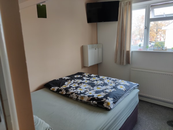 Excellent Double Bed Room Within Easy Reach Of Heathrow Airport - 하운슬로
