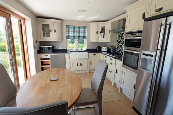 Priory Cottage - Luxury Cottage, Near To Beach - Saundersfoot