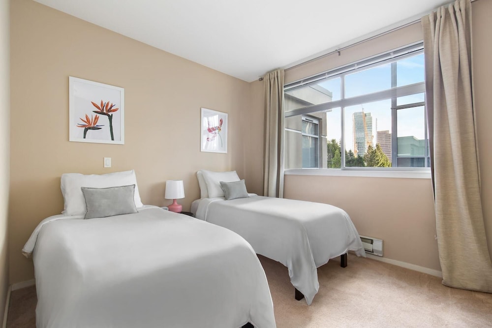 Bellevue | Sophisticated 2bd/2ba Apartment - Redmond