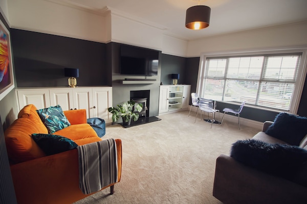Stylish 2 Bedroom Apartment With Full Modern Amenities. - Seaford