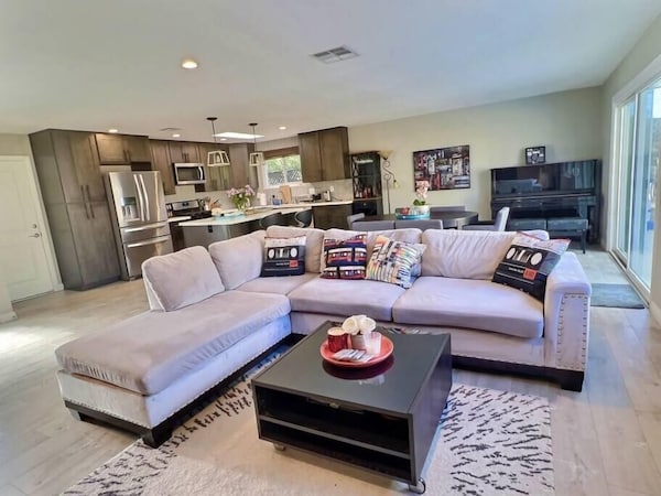 Mesa Manor: Luxury 5-bedroom With Pool. - Huntington Beach, CA