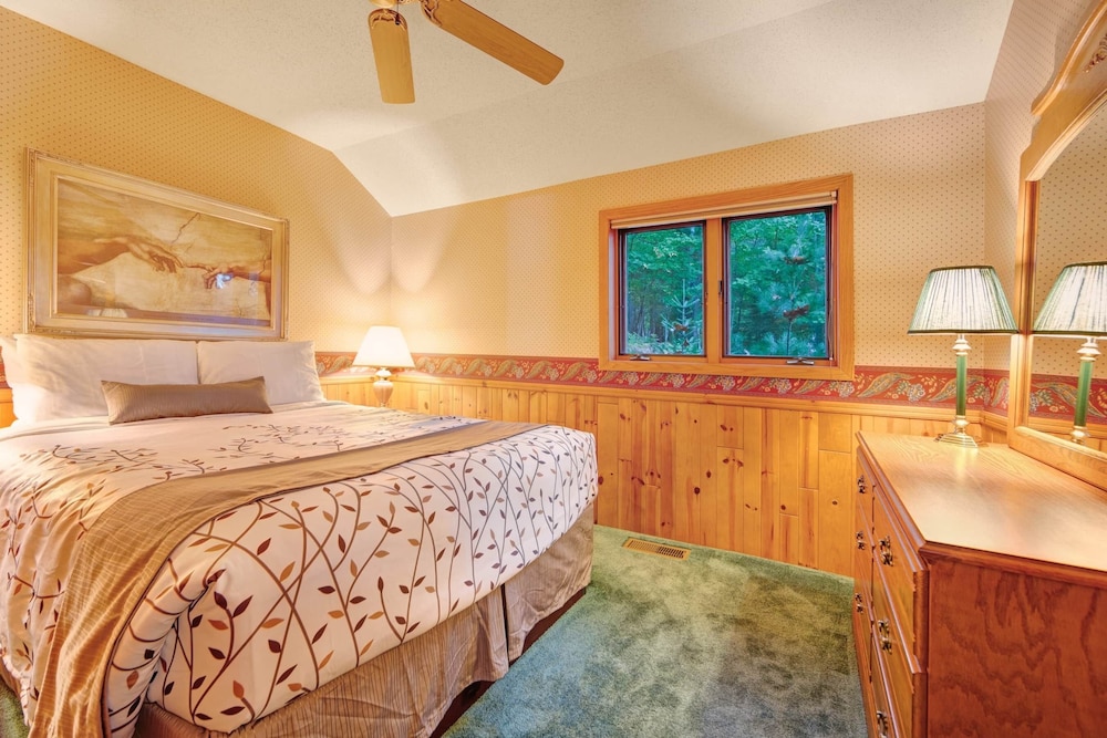 Lake View Room In Historic Resort W/ Access To Dock, Tennis & Beach - Dogs Ok! - Eagle River, WI