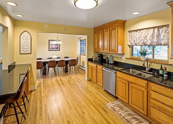 Newly Remodeled, Sleeps 12, Quiet Neighborhood Near It All, Pet Friendly - Highlands Ranch, CO