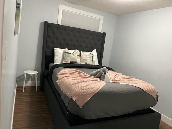 Entire One Bedroom Basement Suite+laundry+kitchen - Fort Saskatchewan