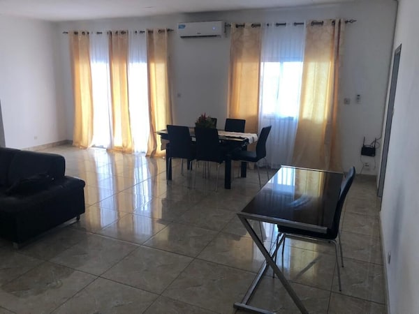 Appartement Meublé Avec Balcon, à 5 Min De Plage Et Du Centre Ville - Libreville
