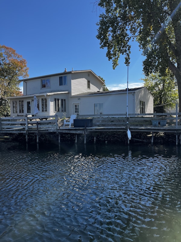 Waterfront 4 Bedroom Two Full Bath With Attached Garage And Dock. - Gibraltar, MI