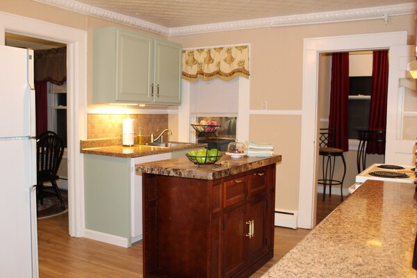 Pineapple Place: Lovely 900sq. Ft., 1bd\/1ba Apartment - Carousel, Manchester