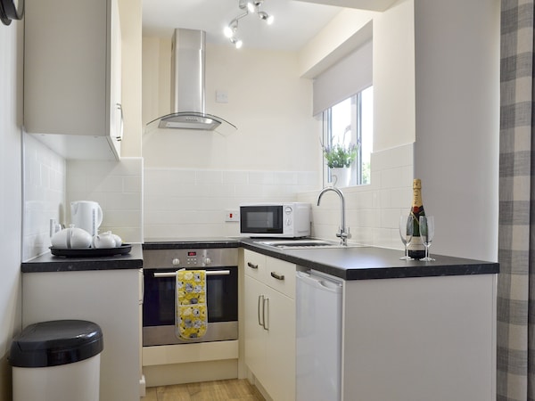 2 Bedroom Accommodation In Bowness-on-windermere - Bowness-on-Windermere