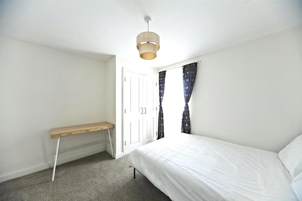 Lovely 2-bedroom Apartment Close To Local Ponds - エプソム