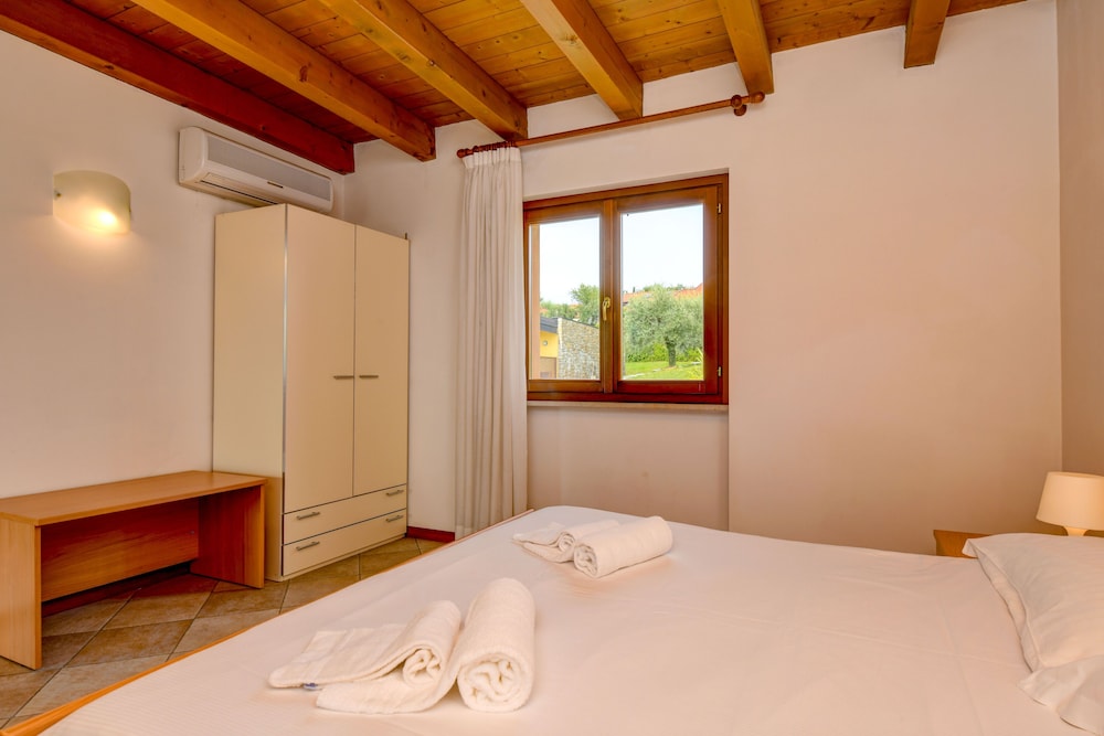 Rosa Dei Venti: 1 Bedroom Std, Lake View Apartment, 2 Pools, Central Location - Moniga del Garda
