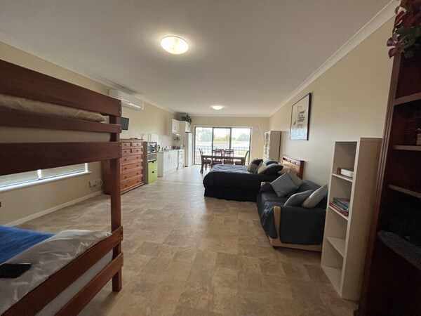 Studio Downstairs Only - Sleeps Upto 5 People - Upstairs Is A Private Residence - Cape Jervis