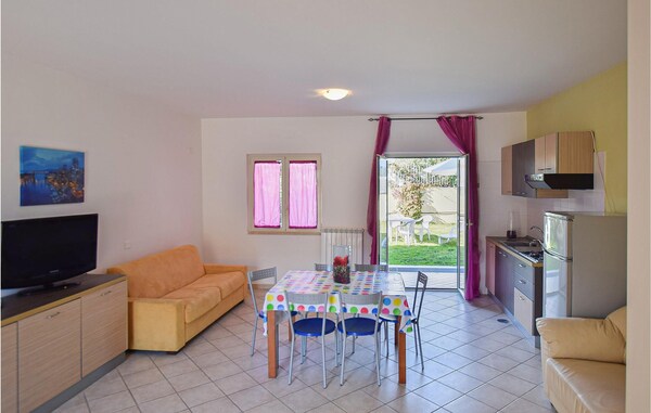 This Vacation Home With Pool Access Is The Ideal Place For A Nice Family Vacation! - Paestum