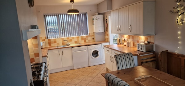 Cosy, Spacious And Comfortable Family Home In Huddersfield. - Huddersfield