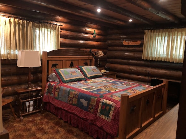 Northwoods 4 Bedroom Cabin On Se Corner Of Eagle Lake - Eagle River, WI