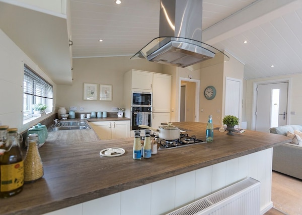 5 Bedroom Accommodation In Milford-on-sea, Nr Lymington - New Forest