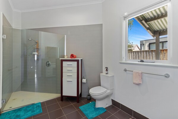 2 Bedroom Magnificent Cottage In The Heart Of Geelong - Great Ocean Road