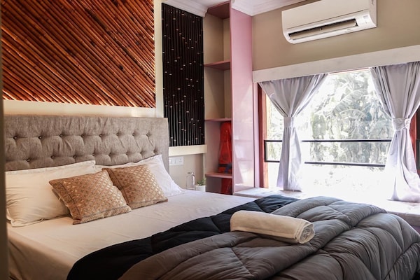 Luxury 5 Bedroom Boat House With Open Deck - Kerala