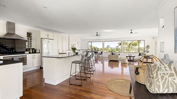 The Headland House Is A Well-appointed Home In One Of The Most Iconic Settings In Coffs Harbour - Ville de Coffs Harbour