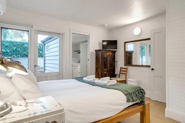 Charming Workers Cottage In A Perfect Enclave - Ryde