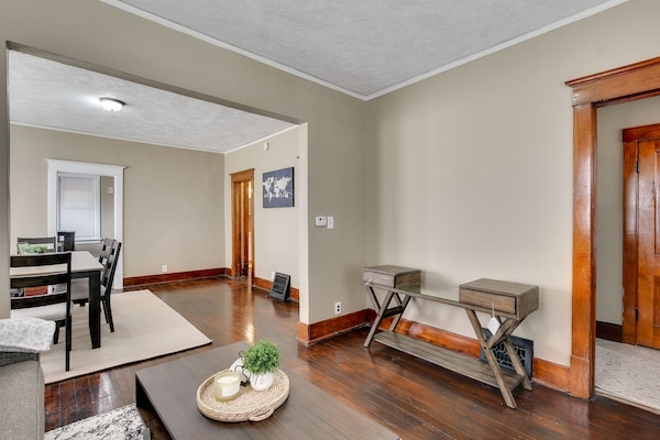 Cheerful 4-bedroom Home In Midtown Omaha - Bellevue, NE