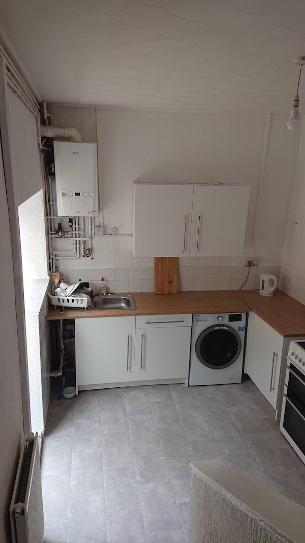 Llewellyn House - With A Fully Equipped Kitchen - Pontypridd