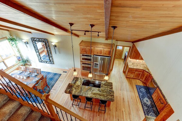 Discounted Rates! Epic Riverview Home On 5 Private Acres. Dog Friendly, Gourmet Kitchen, Ac - Redmond, OR