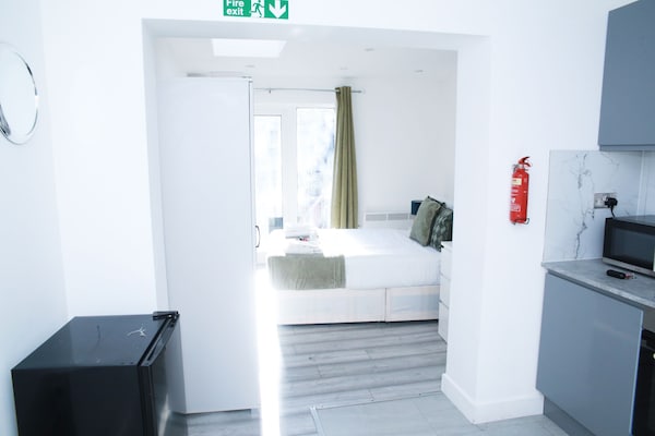 Stunning 1-bed Apartment In Harrow With  Parking - Hayes
